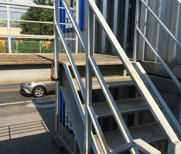 静岡県浜松市　階段塗装　レンタルトランクルームの鉄骨階段　塗り替え時期　ケレン作業