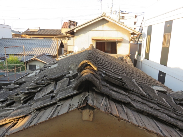 瓦が剥がれた屋根