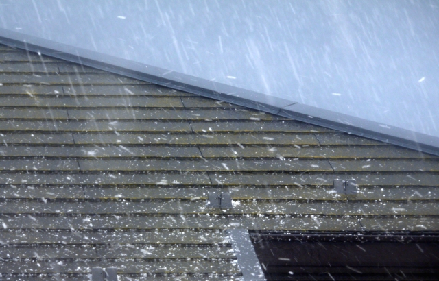 雹に叩かれる屋根の画像